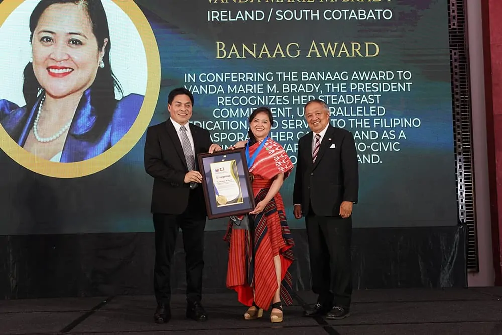Ginawaran ng Banaaag award ang correspondent na si Vanda Macion Brady dahil sa kanyang socio civic work para sa Filipino diaspora sa Ireland CFO photo.jpg1
